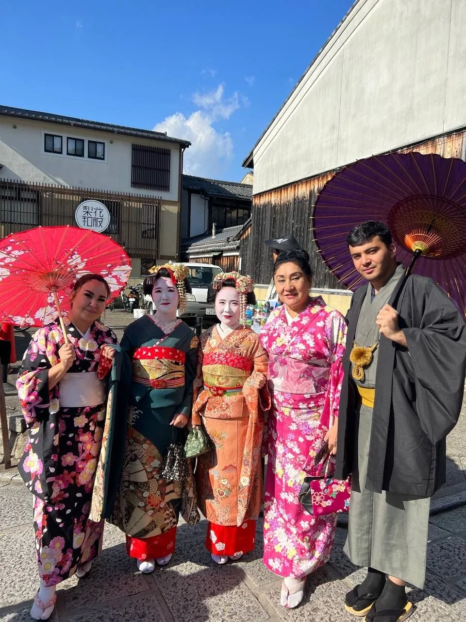 Kimonodagi ishtirokchilar